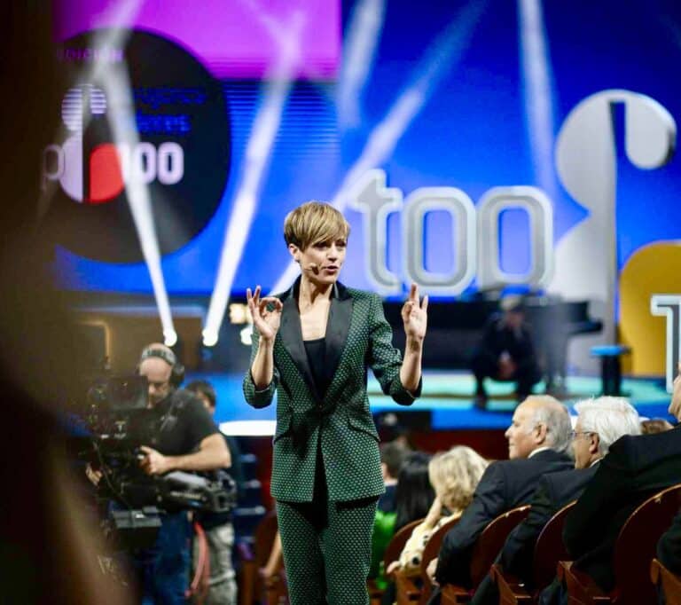 Sara en la X gala de “Las Top 100 Mujeres Líderes en España” poniendo la nota de humor