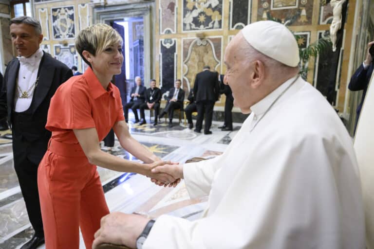 Sara en el Vaticano: Cumbre de Cómicos con el Papa Francisco