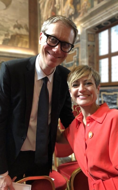 Sara Escudero y Stephen Merchant - Vaticano